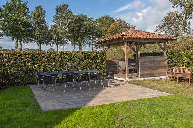 Terras Groepsaccommodatie Aan de Beek